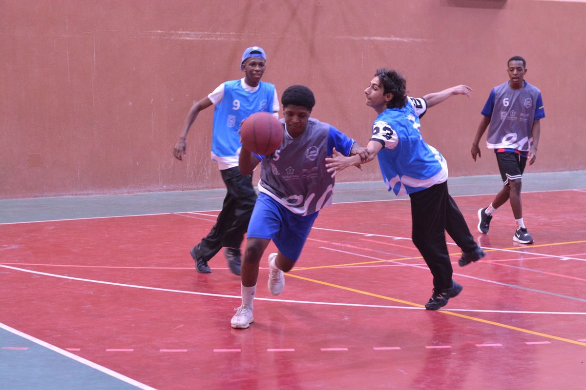 انطلقت الأدوار الإقصائية في دوري المدارس لكرة السلة للمرحلة الثانوية بـ #تعليم_نجران، وسط تنافسٍ مميز بين الفرق المشاركة، وذلك ضمن جهود الإدارة في تعزيز النشاط الرياضي، وتنمية مهارات الطلاب، وترسيخ روح التنافس.