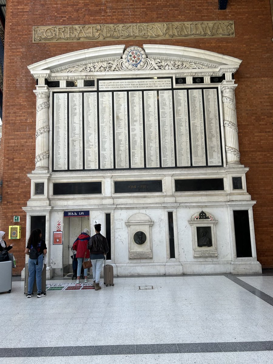 HistorianBlood's tweet image. Liverpool Street station, London. The impressive Great War memorial to the men of the Great Eastern Railway. The station used to handle the main passenger service for Harwich-Oostende ferries - a link with Europe now forgotten with Eurostar and St Pancras. #FWW #Railways