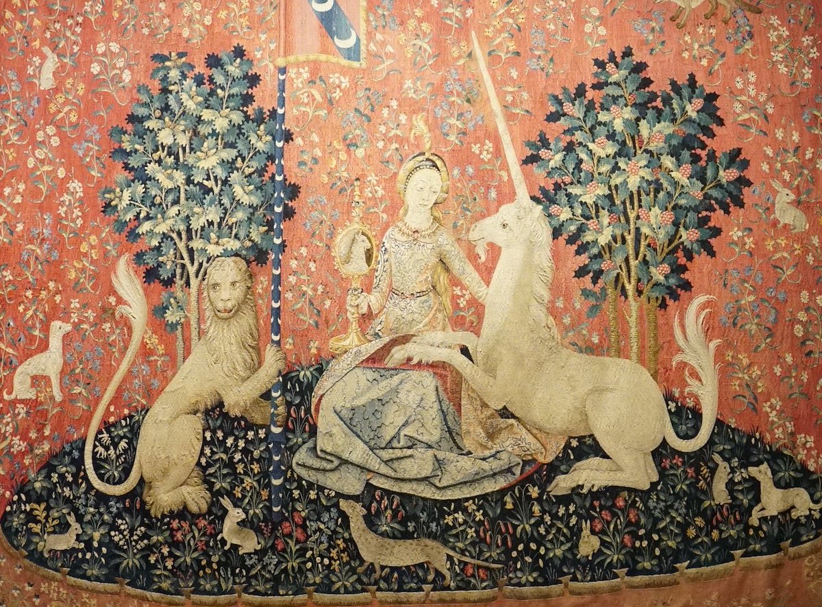 4月9日は「世界一角獣の日」。🇫🇷パリのクリュニー美術館に展示されているタペストリー『貴婦人と一角獣』は、人間の感覚を寓話的に表現したものといわれ、謎めいた雰囲気をもつ作品です。#今日は何の日 #フランスダイアリー
