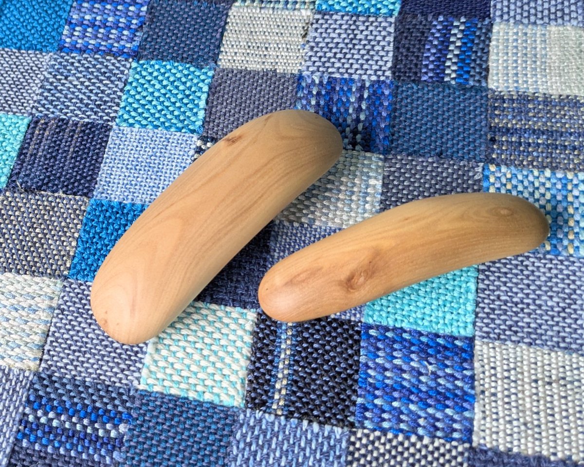 【椿の木のバレッタ】

椿の枝の形をなるべくそのままに作ってみたシリーズ🌳

歪で美しい、自然が生みだしたカタチと模様◎
もちろん手触りなめらか
椿油のオイル仕上げです👐

今月19(日)、雑司ヶ谷手創り市に持っていきます🎪

#クリエイターリンクデー
#365DIYtheme
#椿 #木の装身具