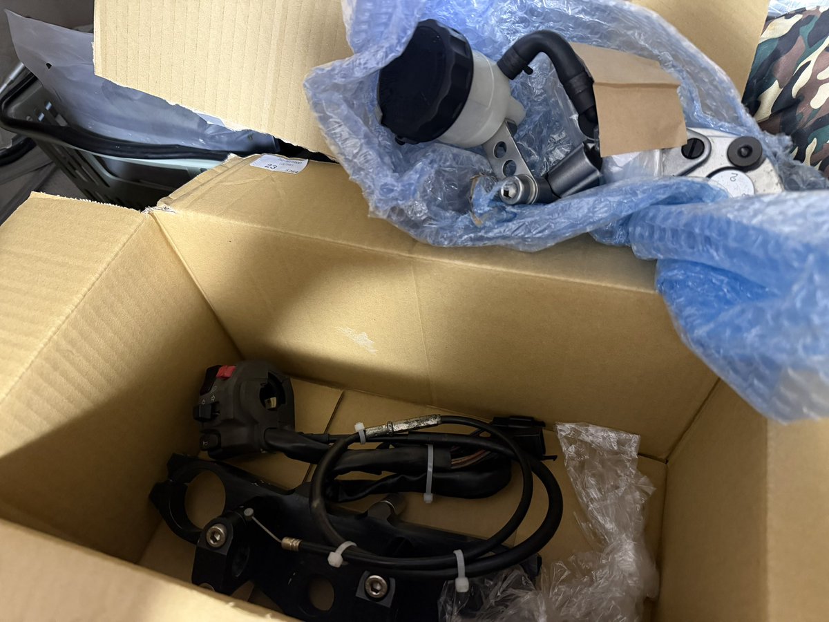 Yoshimi_R's tweet image. ぐへへ
随分と部品が揃ってきたぜ

#zx11
#zzr1100d
#バーハン化予定