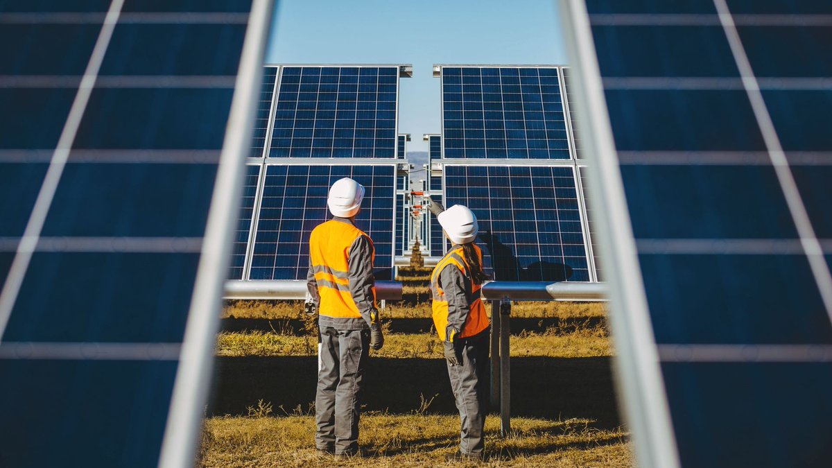 EnergyInstitute's tweet image. 🌍#NewEnergyWorld

🌞Global #renewables hit a record 5.1 TW in 2025 – #solar drove nearly three-quarters of that growth. But Europe’s grid bottlenecks risk leaving 16 GW of rooftop solar stuck in connection queues: ow.ly/v4Hj50YFvGL