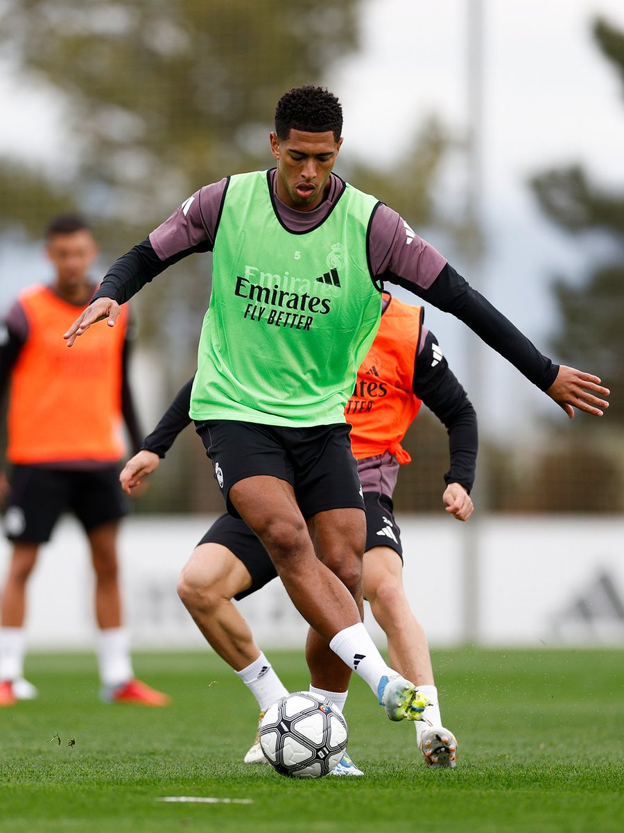 realmadrid's tweet photo. 🟢 @BellinghamJude
🟣 @EderMilitao https://t.co/3E6fx0rhUw
