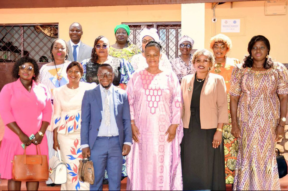 Ladyange2k's tweet photo. Un pas de plus pour la dignité de la femme centrafricaine.
Reçues par Marthe Augustine Kirimat, les femmes leaders ont dit NON aux injures et aux violences verbales.
Quand les femmes s’unissent, les institutions écoutent.
Restons mobilisées.
#FemmesDebout #RCA #StopAuxViolences https://t.co/qqnHUodavy
