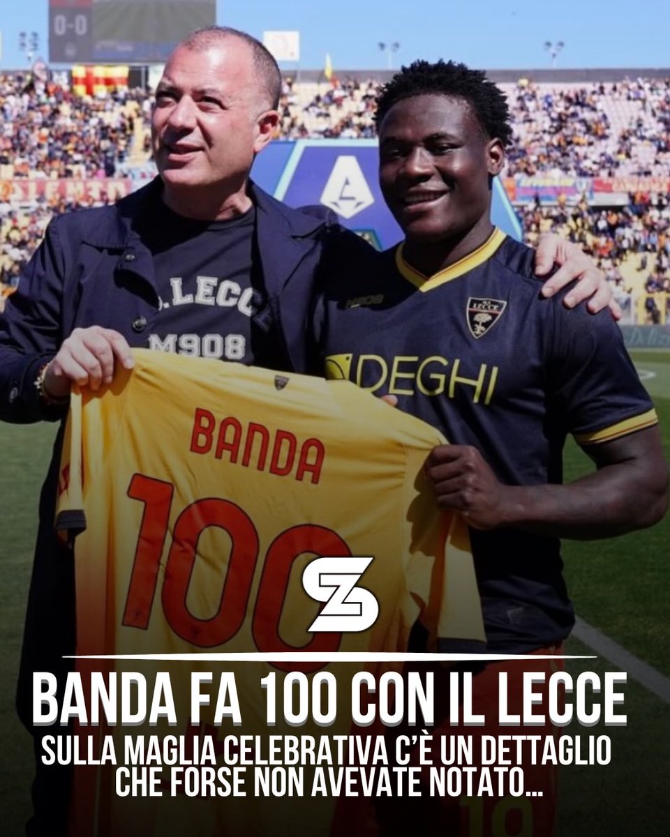 Sportzine_it's tweet photo. In #LecceAtalanta, #Lameck #Banda ha tagliato il traguardo delle 100 presenze con il #Lecce. Il #club lo ha celebrato con una #maglia speciale, che a fine #gara l’esterno zambiano ha fatto autografare da tutti i #compagni … e anche da un grande ex 🔥 Scorri per scoprire chi 💛❤️ https://t.co/MZqmvVLG6u