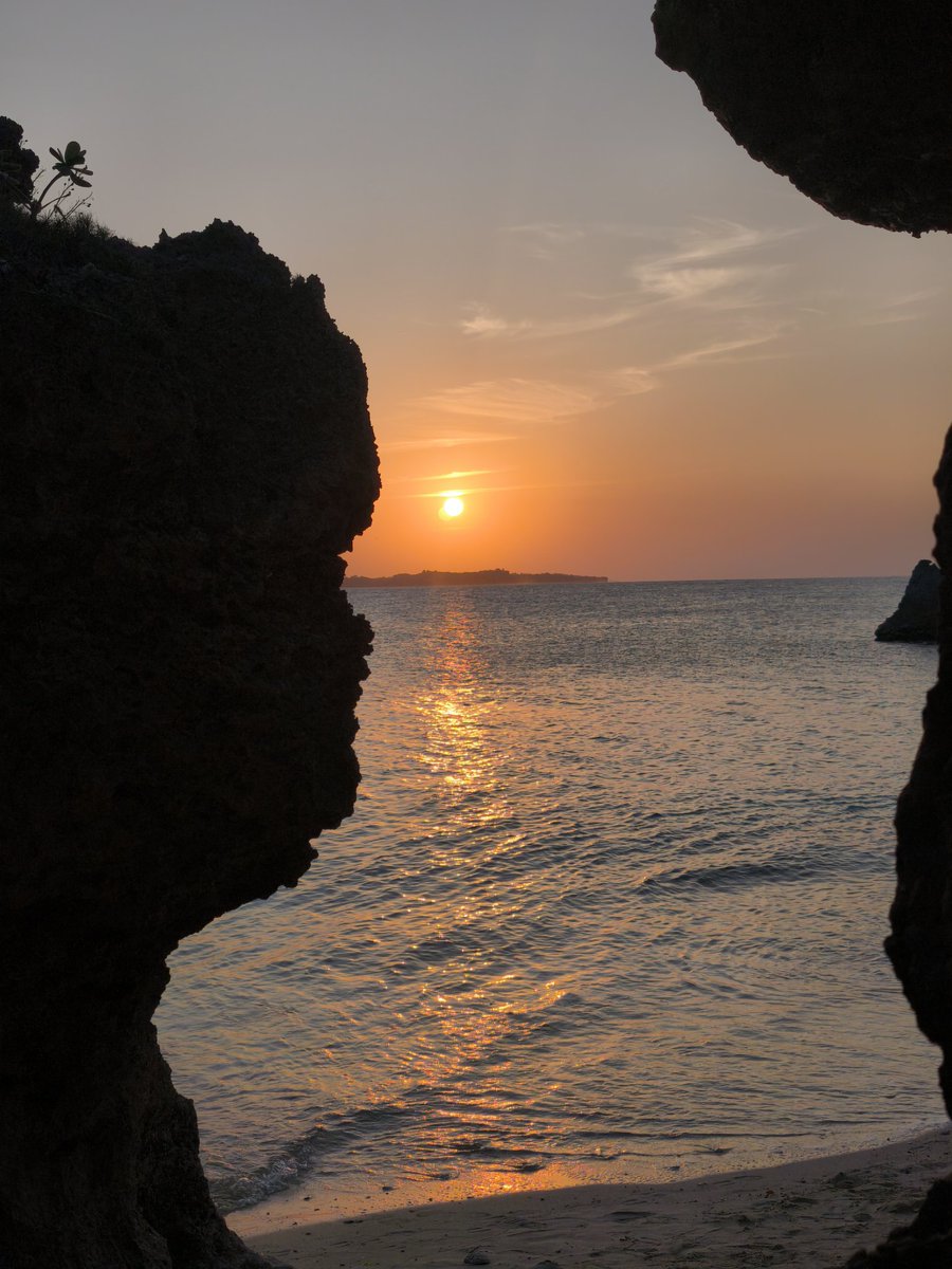 NekZima's tweet image. 島から眺める夕日はいいですね。

#謎の古宇利島19時待合せ
#沖縄
#夕日