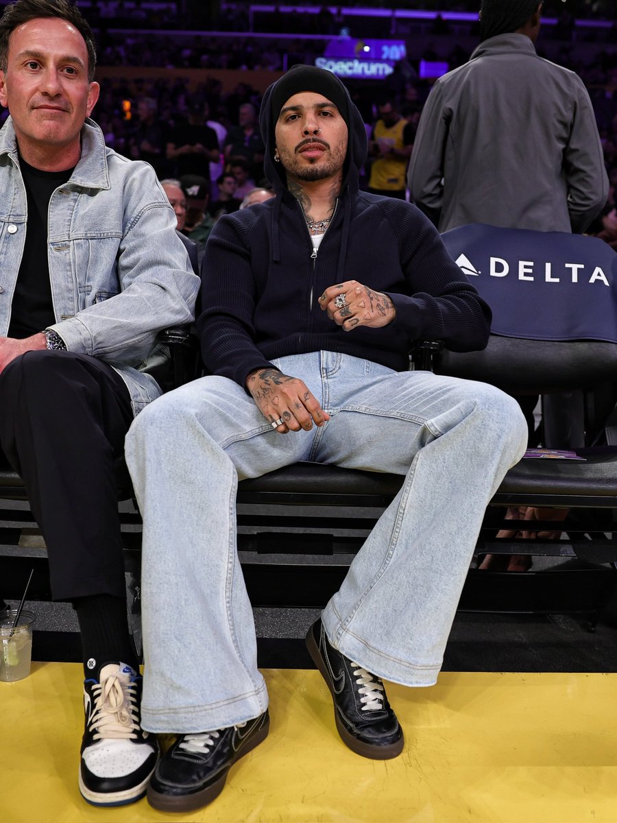 🇵🇷 <a href="/rauwalejandro/">RAÚL</a> courtside in LA! #NBACelebRow