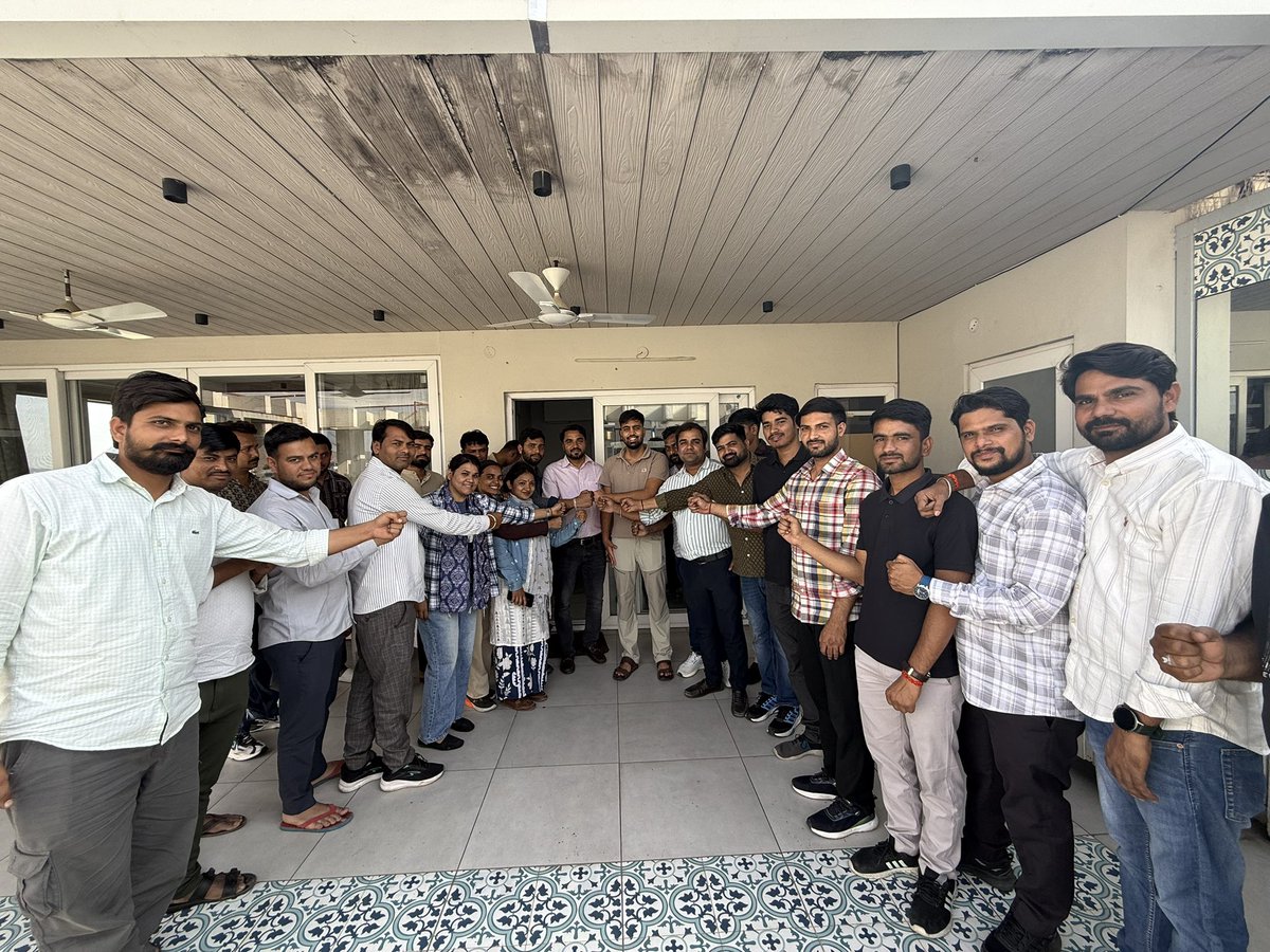 आज जयपुर आवास पर श्री पवन मीणा(अध्यक्ष - राजस्थान नर्सेज एसोसिएशन एकीकृत) तथा गिरिश शर्मा(अध्यक्ष-  राजस्थान संयुक्त मोर्चा नर्सेज एवं पैरामेडिकल संघर्ष समिति) के नेतृत्व में आये नर्सिंग संविदा कर्मियों से  मुलाक़ात कर विभिन्न विषयों पर चर्चा की।