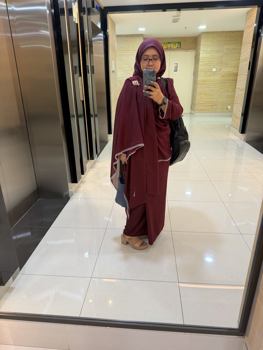 ciksue__'s tweet photo. Office terbuka hari ni
Pakai baju bridesmaid tahun lepas.. https://t.co/QaQOhE9cgU