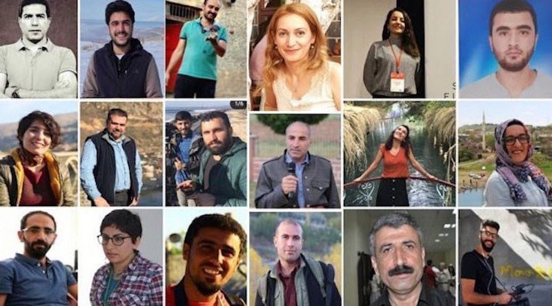 DFGDernegi's tweet photo. 📌 Gazetecilerin yurt dışı yasağı gerekçesiz reddediliyor

Diyarbakır merkezli yürütülen soruşturma kapsamında Haziran 2022 tarihinde gözaltına alınan ve 16’sının bir yılı aşkın süre tutuklu kaldığı 19 gazetecinin yargılandığı davanın 10’uncu duruşması, yarın Diyarbakır 4’üncü Ağır Ceza Mahkemesi’nde görülecek

 “Örgüt üyeliği” ve “örgüt propagandası” iddialarıyla yargılanan gazetecilerin yurt dışına çıkış yasağı yönündeki adli kontrol tedbirinin kaldırılması talebi, 3 yılı aşkın süredir gerekçesiz bir şekilde reddediliyor.