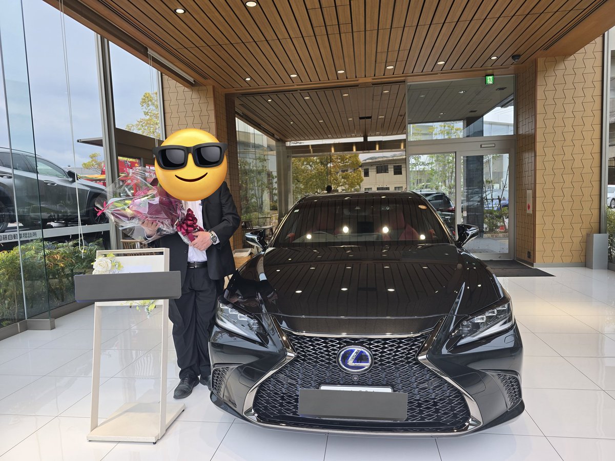 tour1024's tweet image. 先日ですが次の車が納車されました。
レクサスES300hです。
中古車ですがレクサスの認定中古車（CPO）なので程度もいいです😊
また納車ブースで納車式をしていただき、オーナーズカードもいただきました😊
これで全国のラウンジ使い放題ですw
固定は後程修正します
#LEXUS #ES300h