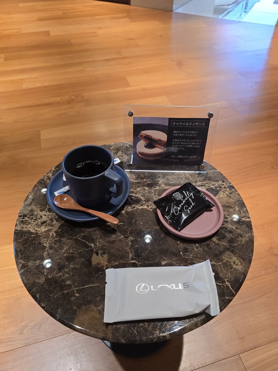 tour1024's tweet image. 先日ですが次の車が納車されました。
レクサスES300hです。
中古車ですがレクサスの認定中古車（CPO）なので程度もいいです😊
また納車ブースで納車式をしていただき、オーナーズカードもいただきました😊
これで全国のラウンジ使い放題ですw
固定は後程修正します
#LEXUS #ES300h