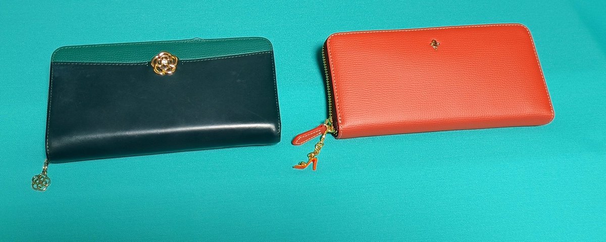 yume515's tweet photo. 👛お財布チェンジ！
CLATHASからPATRICKCOX
緑→茶
約3年間お疲れ様でした。
よく指が触れる場所のパイピング？がはげてきて💧

新しいお財布は気持ち的に明るい色が欲しくなり、明るめの茶色にしました👍
チャームも付いてきました👠💖
#クレイサス
#clathas
#パトリックコックス
#patrickcox
#長財布 https://t.co/cBVHZYx67c
