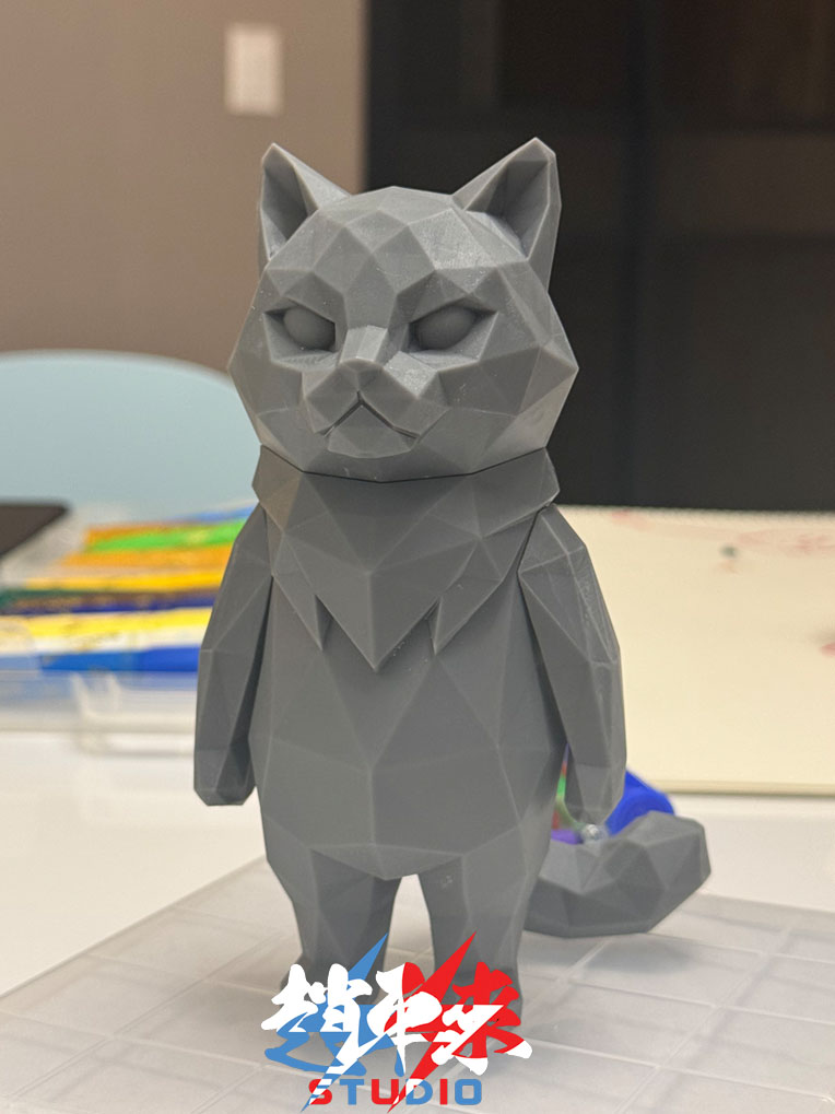 CPRS_Official_K's tweet photo. 新しい猫のフィギュアを制作中です。
三格形の全身ポリゴン風で、シンプルかつ可愛らしいコンセプトです。
制作中の実際の写真にAIでカラーを付けてみました。
ラグドール猫とシャム猫です。
さまざまなキャラクターを制作する予定です。
自由な作業を目指して始めました。 https://t.co/3kxddYnMiE