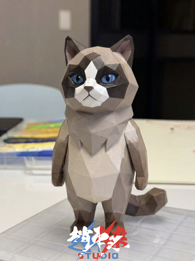 CPRS_Official_K's tweet photo. 新しい猫のフィギュアを制作中です。
三格形の全身ポリゴン風で、シンプルかつ可愛らしいコンセプトです。
制作中の実際の写真にAIでカラーを付けてみました。
ラグドール猫とシャム猫です。
さまざまなキャラクターを制作する予定です。
自由な作業を目指して始めました。 https://t.co/3kxddYnMiE
