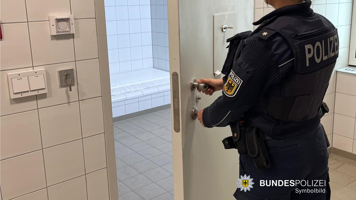 bpol_by's tweet photo. Mehrere Einsätze der #Bundespolizei am Dienstag im Bahnverkehr in #München: Körperverletzung in #Pasing, wechselseitige Auseinandersetzung am #Hauptbahnhof sowie Festnahme eines Gesuchten am #Ostbahnhof. *M
➡️https://t.co/jaS0apAurJ https://t.co/xr0UYcljIx