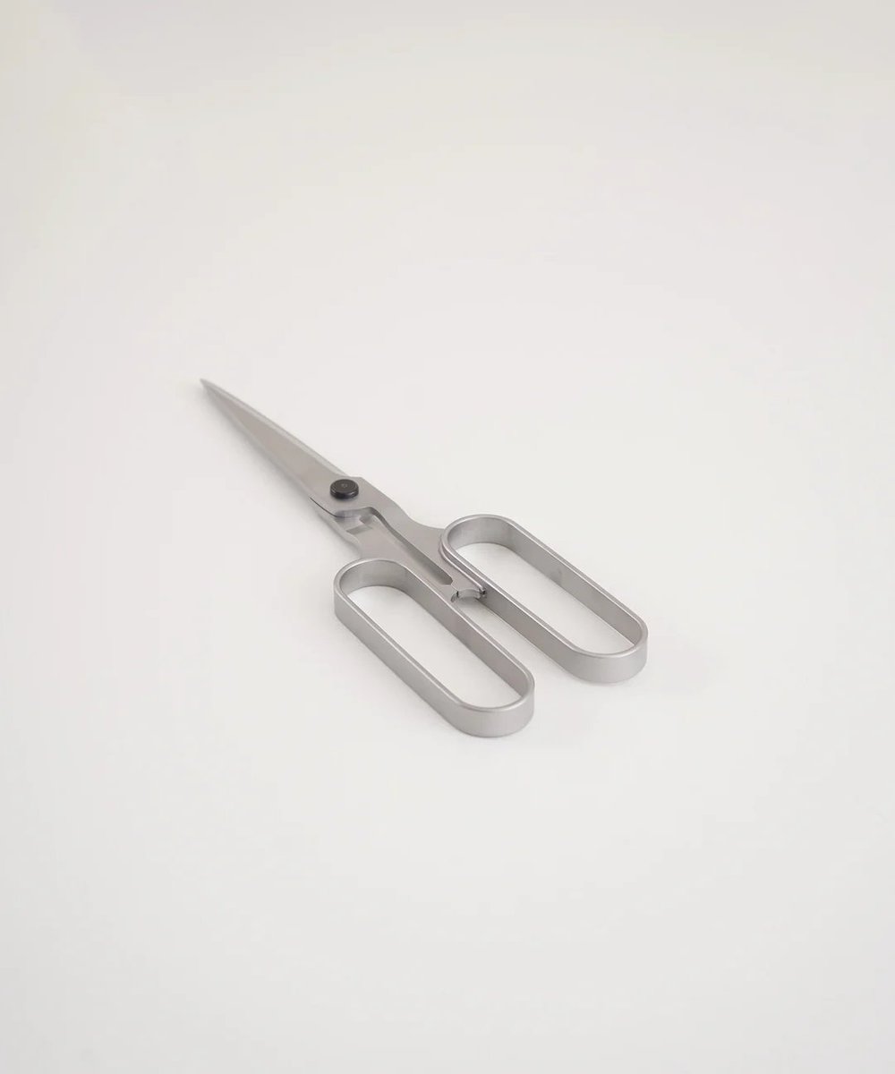 creative_i_p's tweet photo. 【21時のいいデザイン】
「美しいカタチと機能」について考え抜いたキッチンハサミ。指が4本入る大きめのハンドル形状で、しっかり握れて力を入れやすく、固い食材も切りやすい設計。 https://t.co/xiop7dH4rm