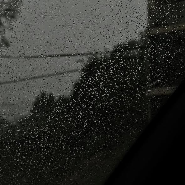 Lixin_rui01's tweet photo. 即使生活偶有风雨，也要记得为自己撑一把快乐的伞。 https://t.co/DyRLDdDKRf