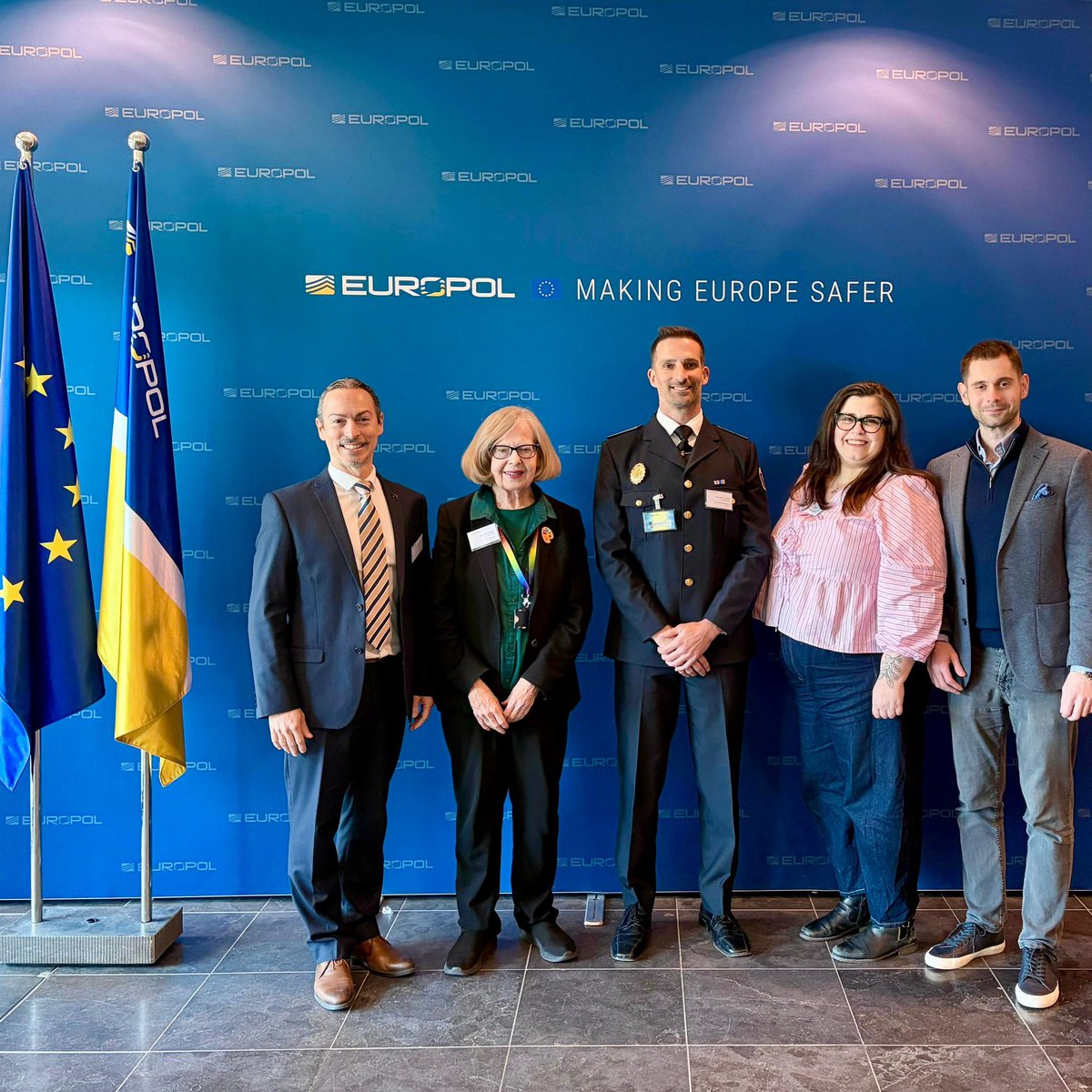 policialocalvlc's tweet image. En @Europol 👮🏻‍♂️🇪🇺, expliquem als nostres col·legues com treballem en el projecte @BTL_COP per a innovar en matèria de:

 ✅ #Policia de barri i proximitat.
 ✅ Prevenció de l'#aporofòbia i els delictes d'odi.
 ✅ Protecció i assistència a persones sense llar. #homeless