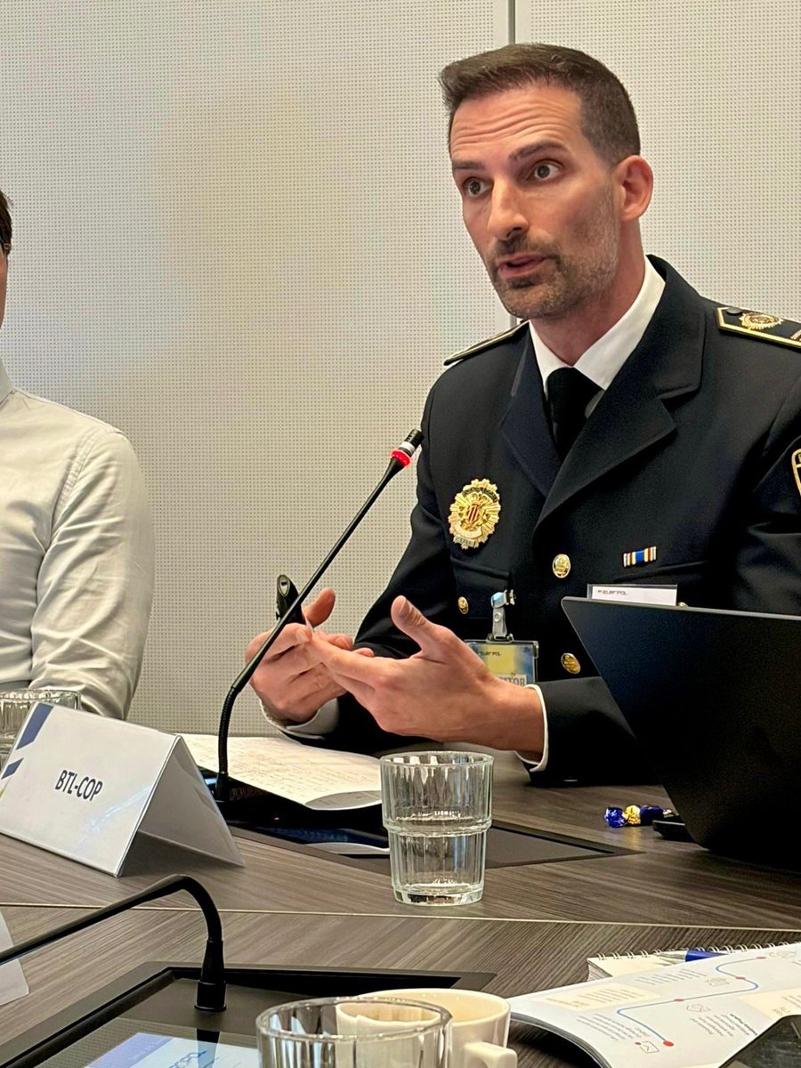 policialocalvlc's tweet image. En @Europol 👮🏻‍♂️🇪🇺, expliquem als nostres col·legues com treballem en el projecte @BTL_COP per a innovar en matèria de:

 ✅ #Policia de barri i proximitat.
 ✅ Prevenció de l'#aporofòbia i els delictes d'odi.
 ✅ Protecció i assistència a persones sense llar. #homeless