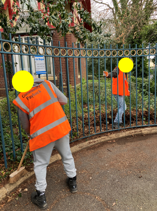NEPS_Payback's tweet photo. People on Probation have been removing overgrown ivy from the main gates at Ropner Park in preparation for painting.
Great work!
#CommunityPayback #ProbationNorthEast https://t.co/QsIcUFJdiF