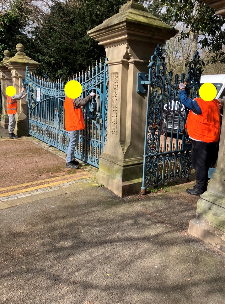 NEPS_Payback's tweet photo. People on Probation have been removing overgrown ivy from the main gates at Ropner Park in preparation for painting.
Great work!
#CommunityPayback #ProbationNorthEast https://t.co/QsIcUFJdiF