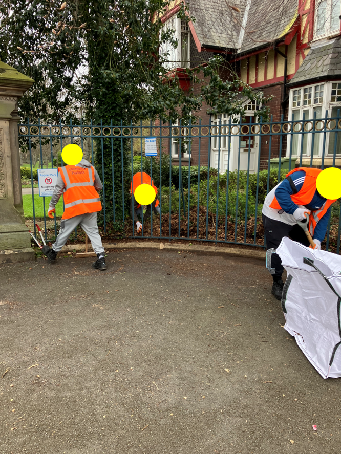 NEPS_Payback's tweet photo. People on Probation have been removing overgrown ivy from the main gates at Ropner Park in preparation for painting.
Great work!
#CommunityPayback #ProbationNorthEast https://t.co/QsIcUFJdiF