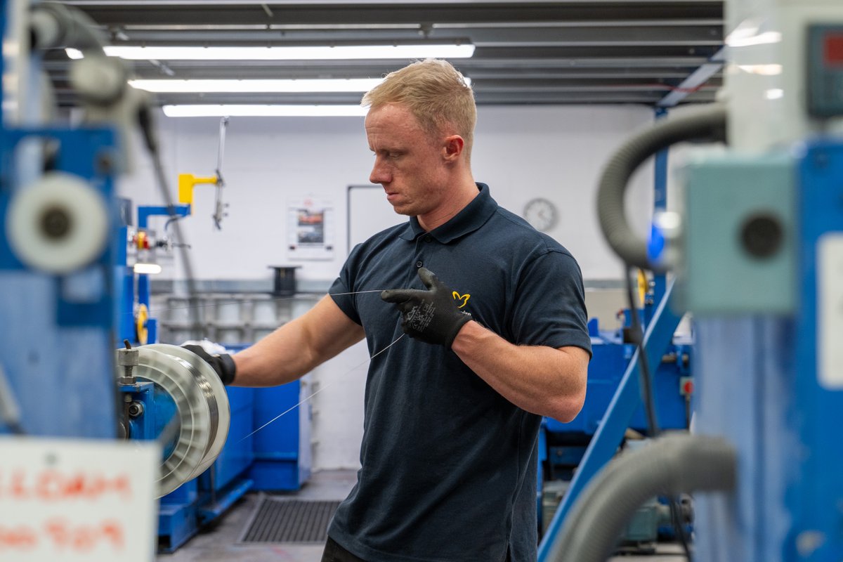 AlloyWire's tweet image. Focus like this is no accident! 👀 

Brandon’s keeping a close eye on the wire as it’s spooled.He’s manually checking tension and guiding the #Wire onto the spool. Too loose and it tangles, too tight and it could stretch - every move counts. ✨

#NickelAlloys #WireManufacturing