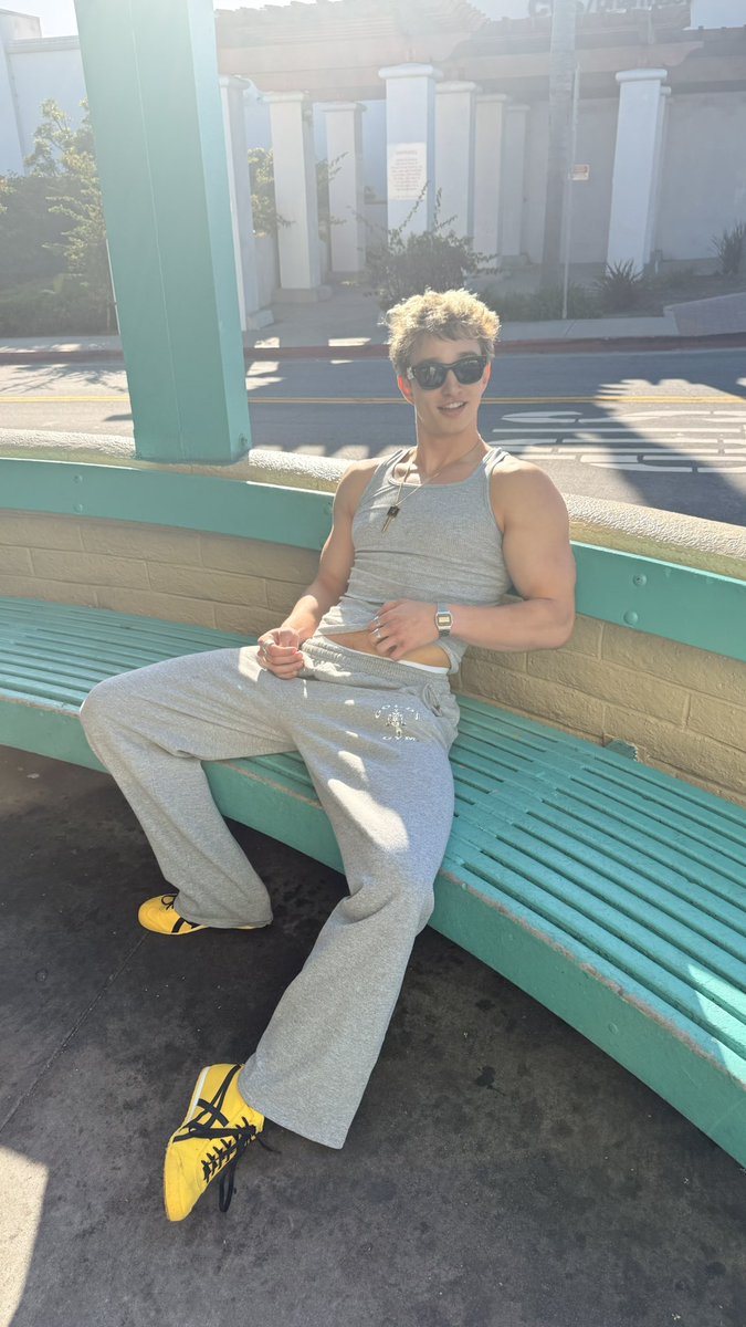 gavin_croghan's tweet image. Give money need Leica