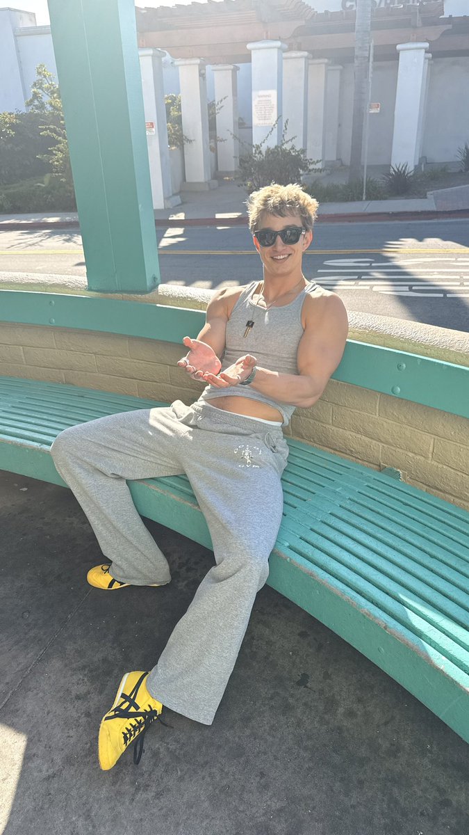 gavin_croghan's tweet image. Give money need Leica