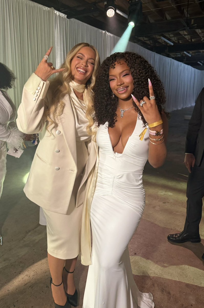 BeyonceSpainOF's tweet photo. Beyoncé anoche en un evento para el lanzamiento de CÉCRED Styling Collection. https://t.co/SfIPoreXXv