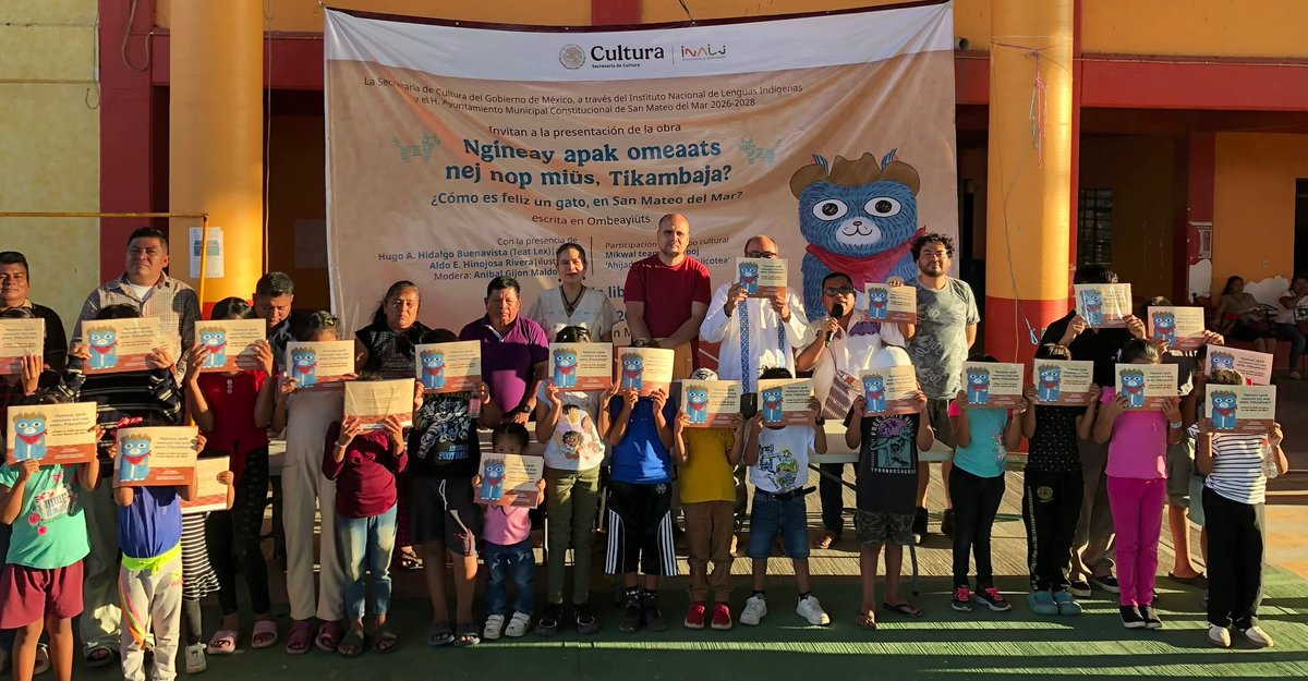 INALIMEXICO's tweet photo. #INALI_Informa 📢

@cultura_mx, a través del #INALI, con el acompañamiento de las autoridades comunitarias realizó la presentación y entrega comunitaria del libro Ngineay apak omeaats nej nop miüs, Tikambaja? ¿Cómo es feliz un gato, en San Mateo del Mar?

#MéxicoPluricultural 🇲🇽 https://t.co/7AkS2RzjGY