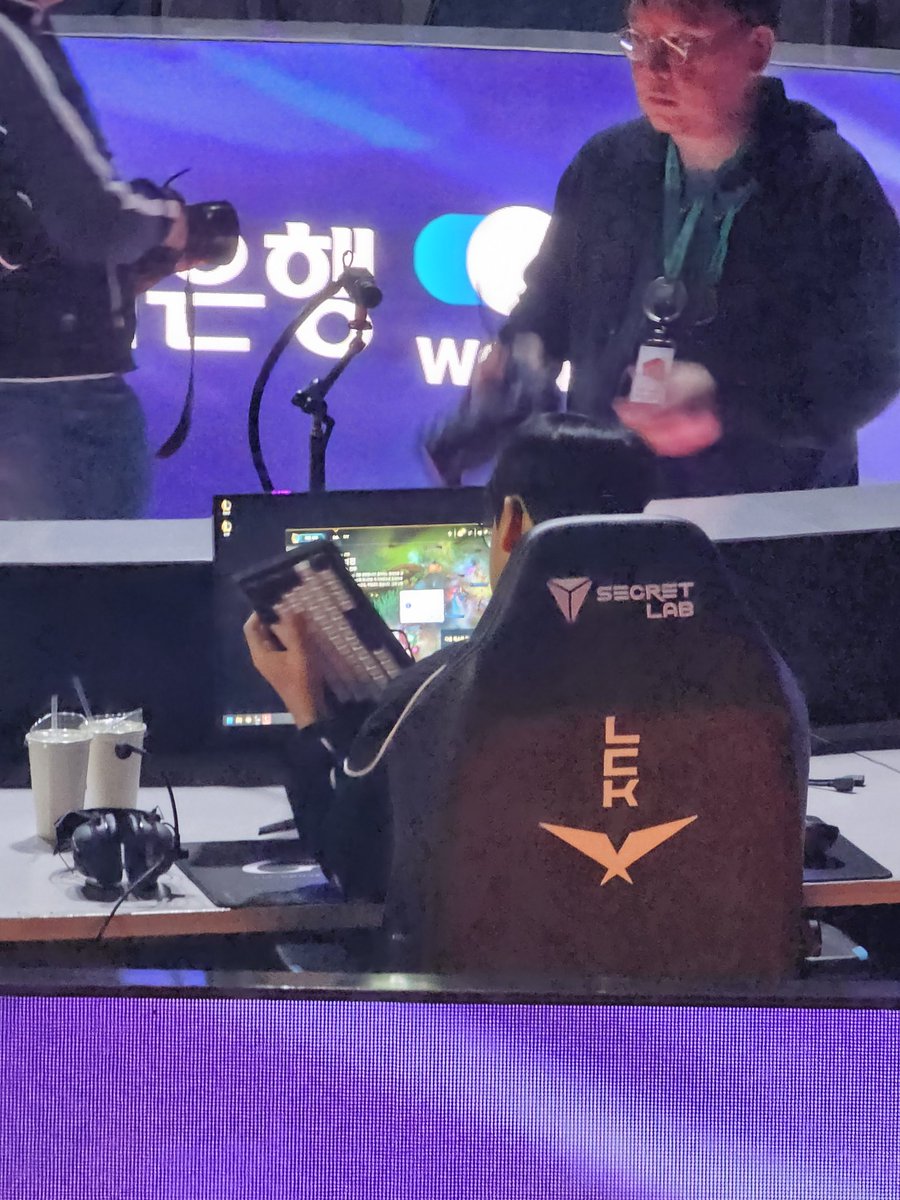 열심히 세팅하는 이민형...