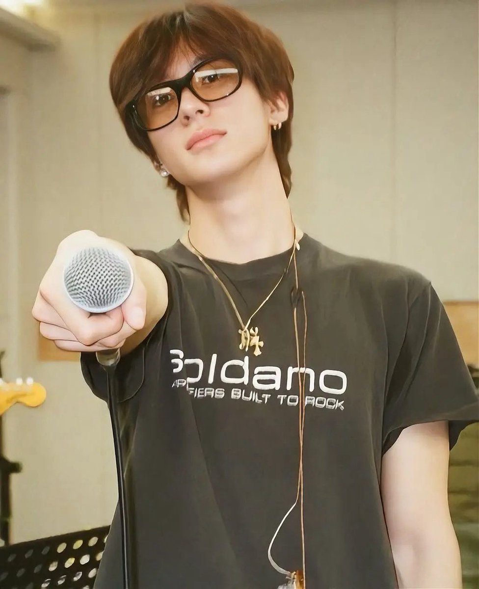 iEatO_onie's tweet image. anton has no clue he’s about to be dumped into soooo many brzs ig story as their #rockstar boyfriend 🚬