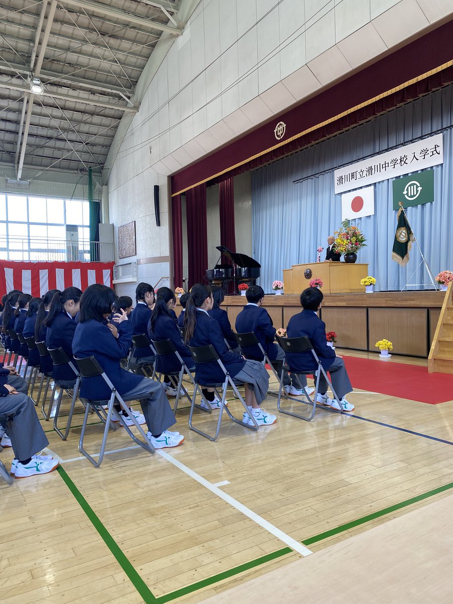 Terry67465749's tweet photo. 滑川中学校入学式
　新入生代表誓いのことば「世界で紛争があり、平和に生活できることが当たり前ではないということを噛みしめて、日々努力していきます」
　189名の皆さん、おめでとうございます。３年間、挑戦する勇気を持ち続けてください。
　体育館に設置されたエアコンが窓の所に写っています。 https://t.co/XH3z3vZC0I
