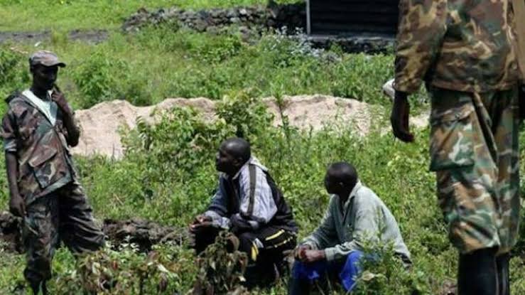 uelenews's tweet image. #BasUele: 13 #adolescents, dont 9 filles, ont été enlevés par la #LRA lors d'une #incursion nocturne à #Bale entre le 3 et le 4 avril. Profitant de l'absence des #FARDC, les rebelles ont également pillé le centre de santé local et plusieurs commerces. La société civile dénonce la