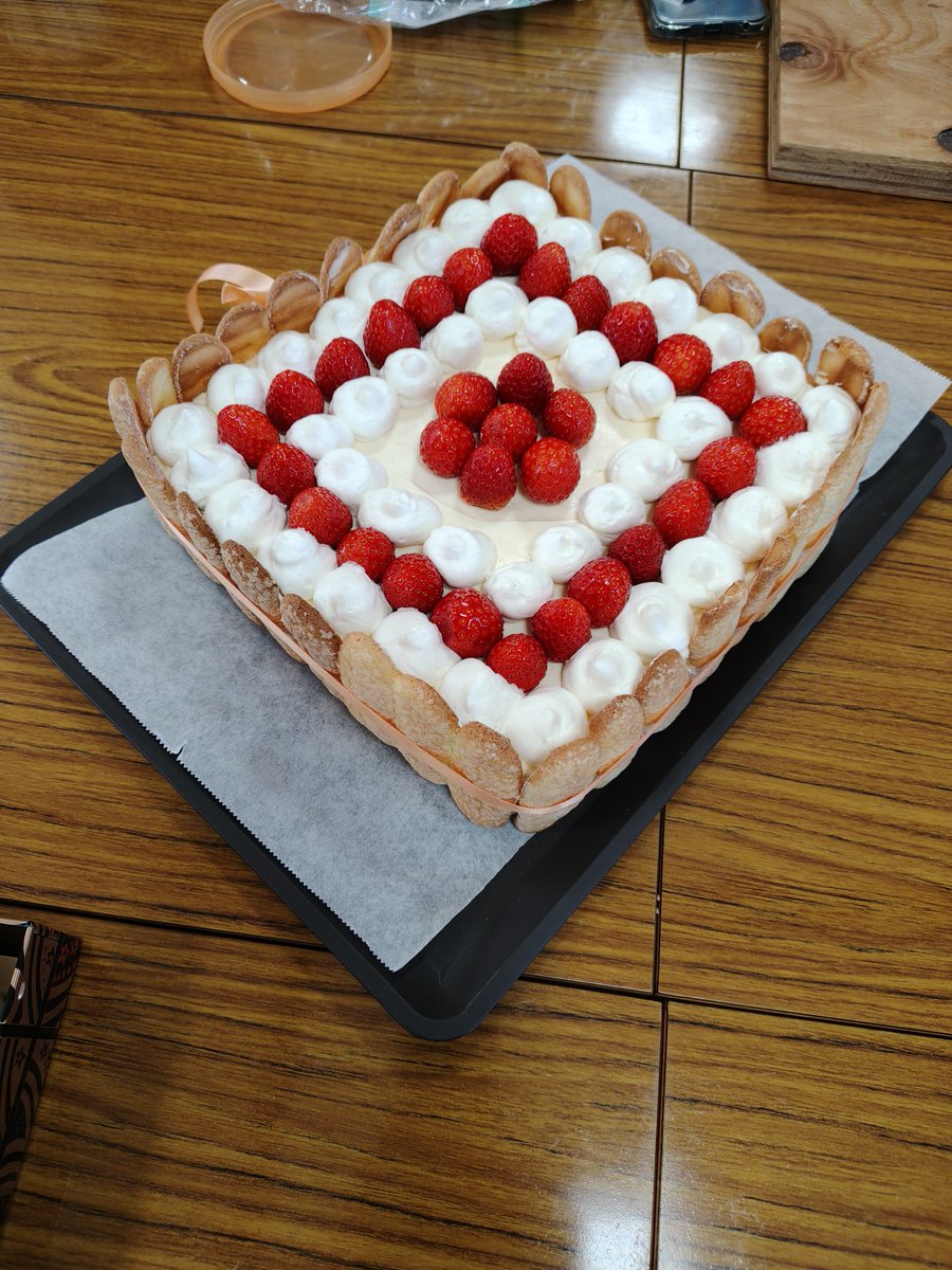 yacki183's tweet photo. 今日で結婚20周年！
妻の手作りケーキ、美味しかった！ https://t.co/GOB6jmCIPZ