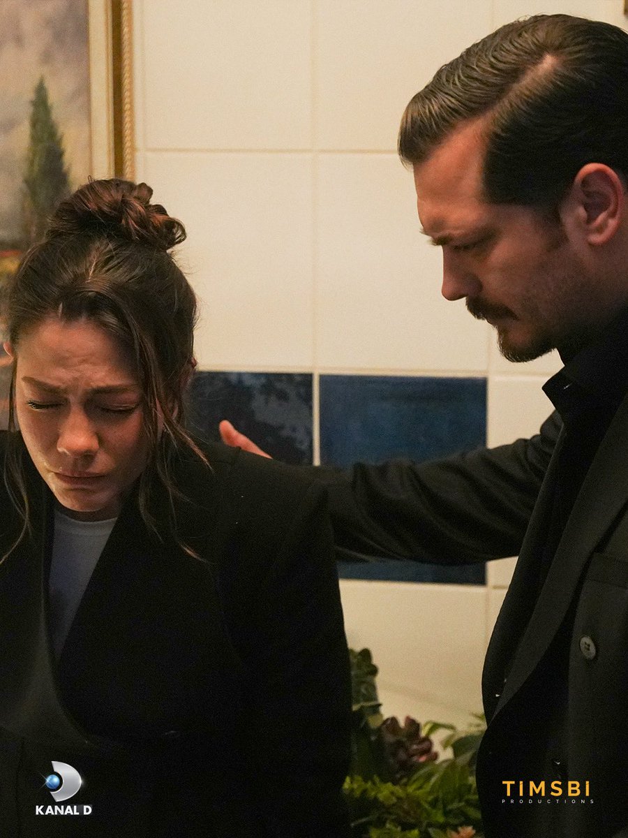 esrefruyadizitv's tweet photo. Nisan için her an daha ağır, Eşref olanlardan
habersiz. #EşSan

#EşrefRüya yeni bölümüyle bu akşam
20.00’de #KanalD’de, tv yayınından hemen
sonra ise Amazon Prime’da sizlerle.

@kanald @timsbitv https://t.co/yBJbB3wBu3