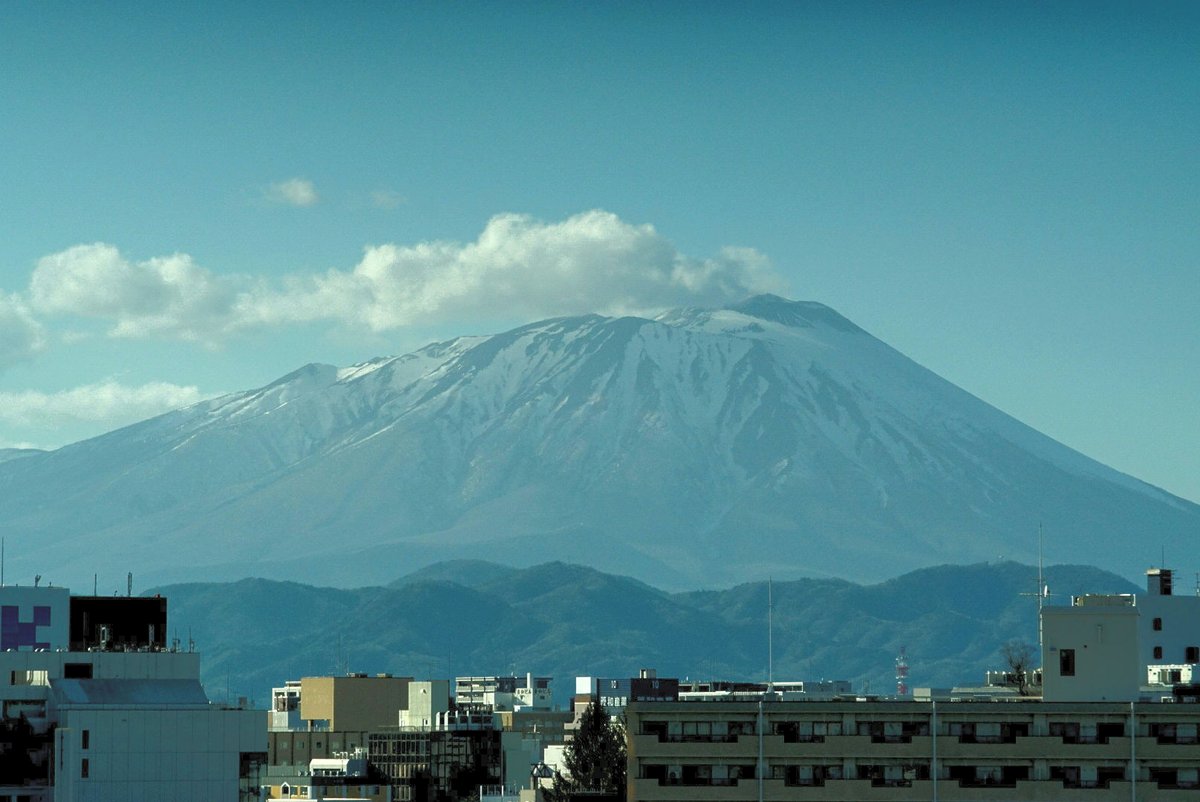 agehasensei's tweet photo. 岩手山と早池峰山、だいぶ雪解けが進みましたね☺　#私の好きな盛岡 #写真 #oldlens #nikon https://t.co/0Yo2kq0IRd