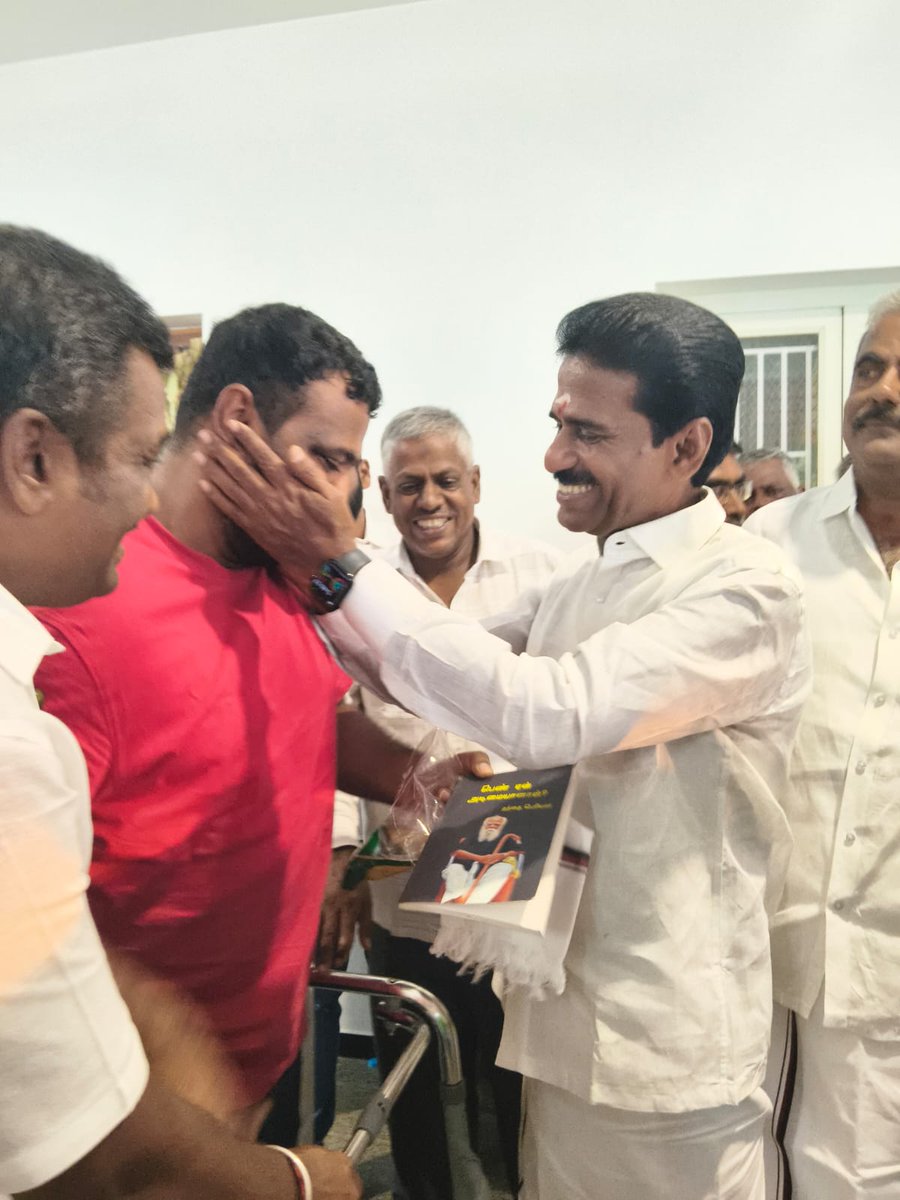 vijaybasket's tweet photo. உதயசூரியன் உதயம்.      
மடத்துக்குளம் சட்டமன்ற தொகுதியின் வெற்றி வேட்பாளர் அண்ணன் JRK 

"இருள் நீக்கும் உதயசூரியன் சின்னம்,
இலக்கை வெல்லும் திமுக வேட்பாளரின் அ���்ணம்!
மக்களின் பேராதரவுடன்,
மாபெரும் வெற்றிப் பயணம்!" தொடரும்.... https://t.co/fKk27SrtcD
