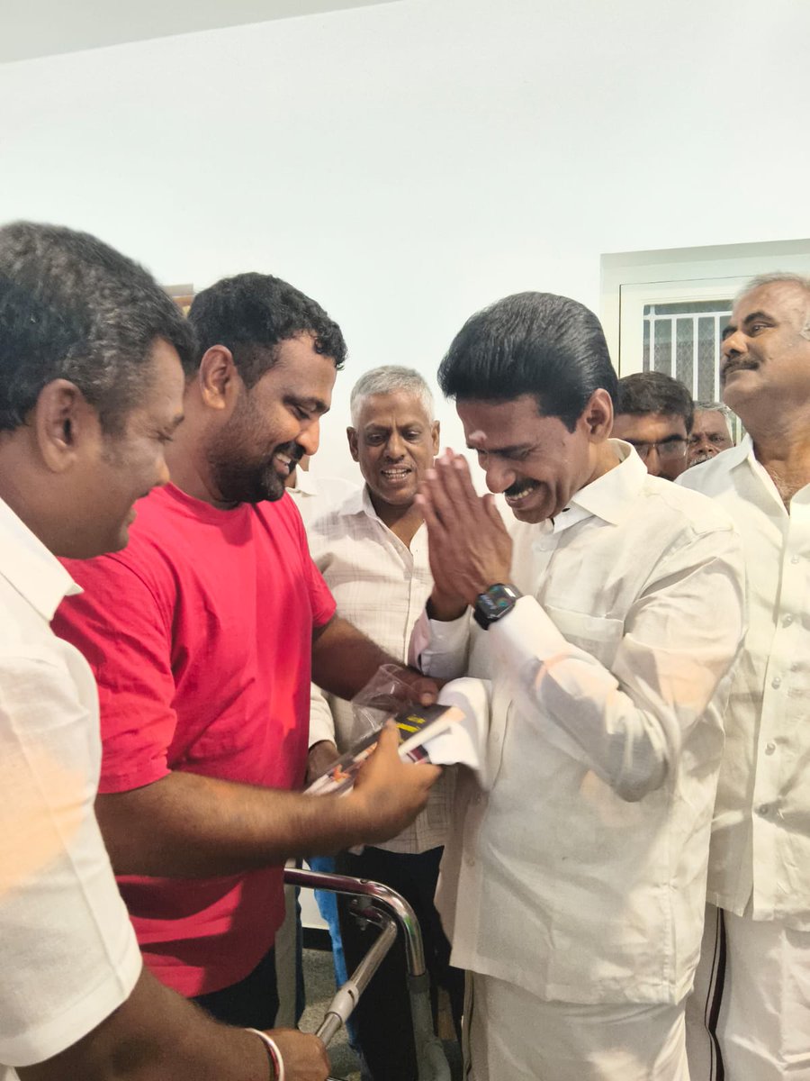 vijaybasket's tweet photo. உதயசூரியன் உதயம்.      
மடத்துக்குளம் சட்டமன்ற தொகுதியின் வெற்றி வேட்பாளர் அண்ணன் JRK 

"இருள் நீக்கும் உதயசூரியன் சின்னம்,
இலக்கை வெல்லும் திமுக வேட்பாளரின் அ���்ணம்!
மக்களின் பேராதரவுடன்,
மாபெரும் வெற்றிப் பயணம்!" தொடரும்.... https://t.co/fKk27SrtcD