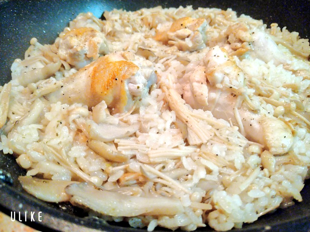 古々米を使いたくて☺️
手羽元とエノキ・舞茸のパエリア🥘作ったけど材料全部白系で写真じゃ映ない🤣