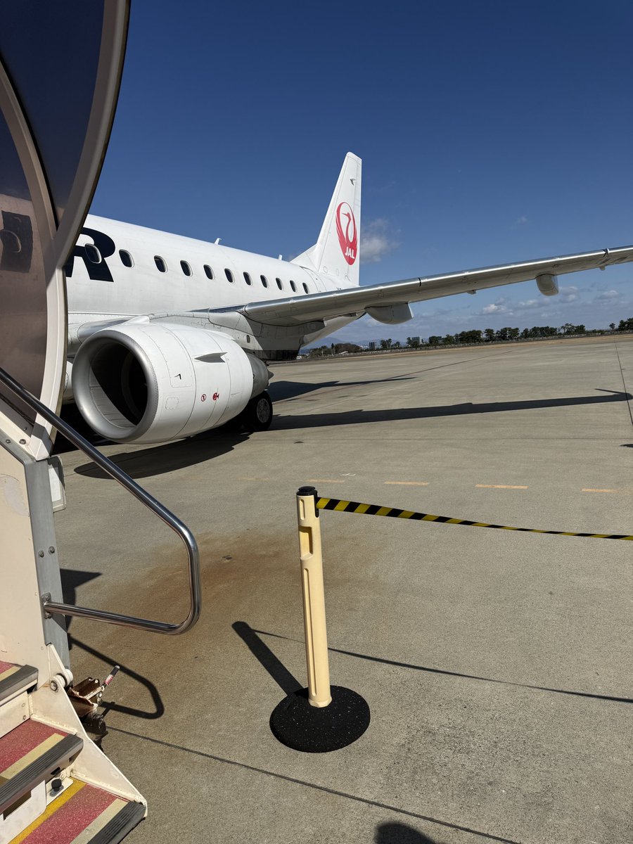 msairlineschool's tweet photo. ジェイエアで仙台から札幌へ✈️
今日もCAの方が笑顔でお迎えしてくれました
いつも楽しみにしている機内誌は春号に。
内容はジェイエア30周年の歩み。

飛行機は私のパワースポット
気分も上がります
#ジェイエア #飛行機 #仙台 #札幌 
#客室乗務員 #パワースポット https://t.co/YXtiJG5JSW