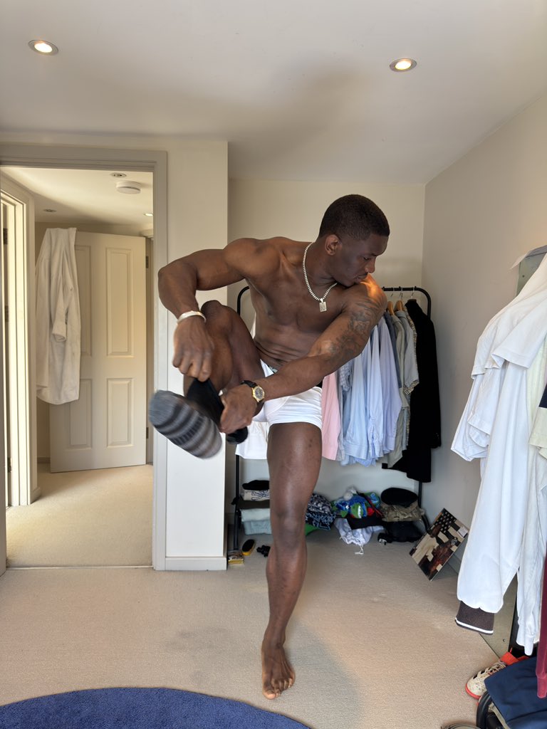 Headmas9's tweet photo. Cover the 🦶🏾 https://t.co/cR5CcRBCtW