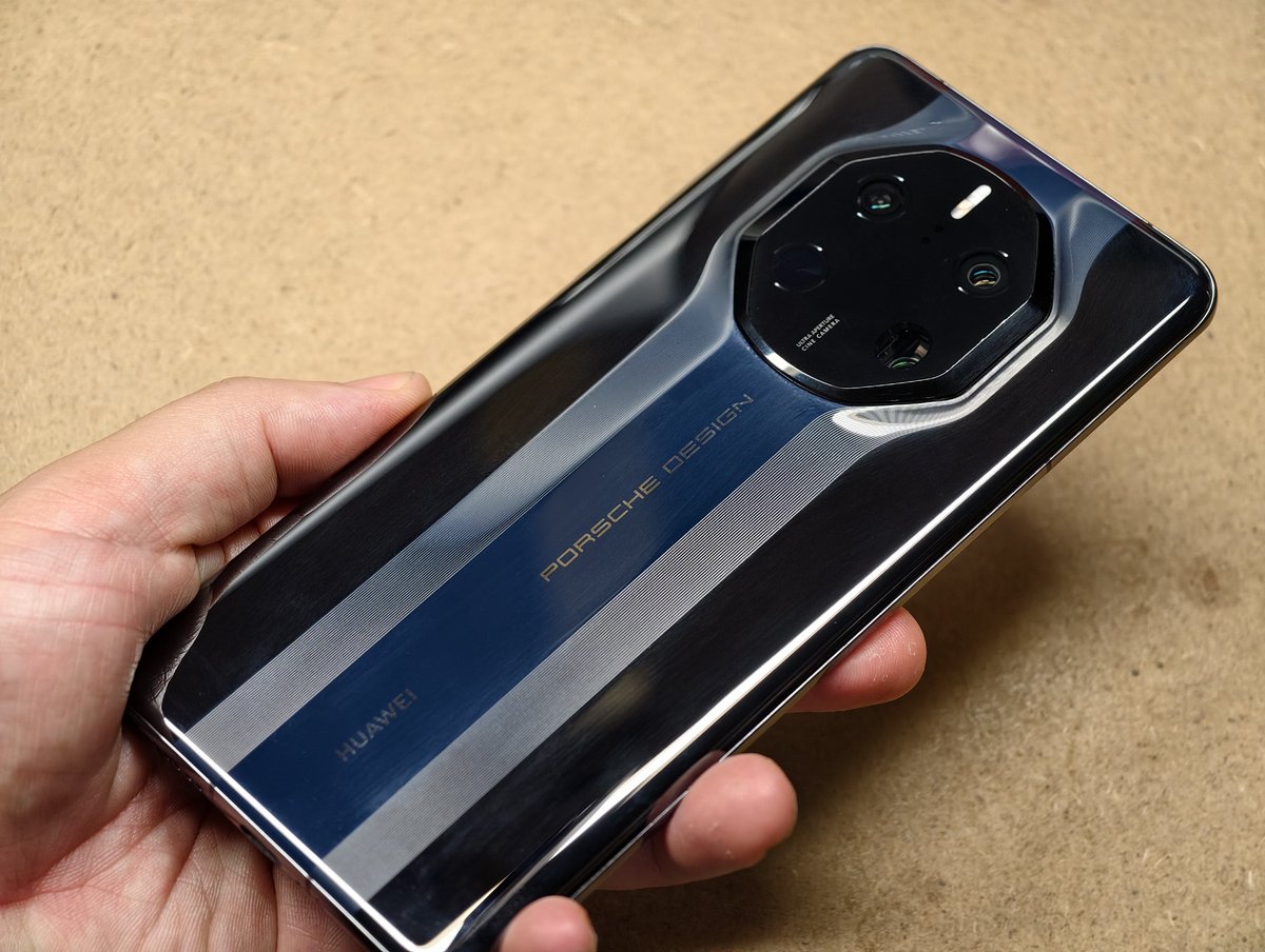 Hayaponlog's tweet image. この間回収してきたスマホはHuawei Mate 50 PORSCHE Design。概ね中国フリマ相場

5G非対応という微妙な時期の機種ですが、最後のファーウェイポルシェというコレクター要素は強い端末。

地味ながらテレマクロ撮影可能なペリスコープ望遠カメラを載せた最初の世代だったりする。