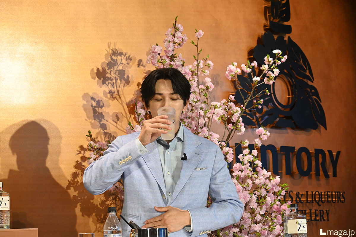 #町田啓太 さん、クラフトジン「ROKU〈六〉」のアンバサダーに就任✨️

4月8日、サントリー大阪工場に登場💁
5月8日から始まる工房見学ツアーを
ひと足先に体験したそうで…
👉lmaga.jp/news/2026/04/1…