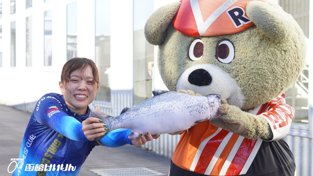 rinrinchallenge's tweet photo. 明日から開幕 ＃2026函館競輪 🐻
恒例の前検日記念撮影
🐻熊谷芽緯選手(岩手/124期)
🐻半田水晶選手(茨城/128期)
🐻齊藤由莉選手(神奈川/128期)
＃函館競輪 ＃ガールズケイリン https://t.co/7cKBJnzWEs