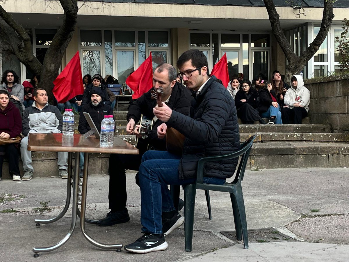Devgencliler19's tweet photo. 🚩 ANKARA
Dev-Gençliler ODTÜ'de  Grup Yorum'un "Zafer Halayı" albümünün tanıtım etkinliğini gerçekleştirdi.
Kızıl Bayraklarla donattığımız amfide hep birlikte Yorum parçaları seslendirdik. Halaylarımız ve sloganlarımızla etkinliğimize son verdik.
TÜRKÜLER SUSMAZ HALAYLAR SÜRER https://t.co/2zD0Kwo33F