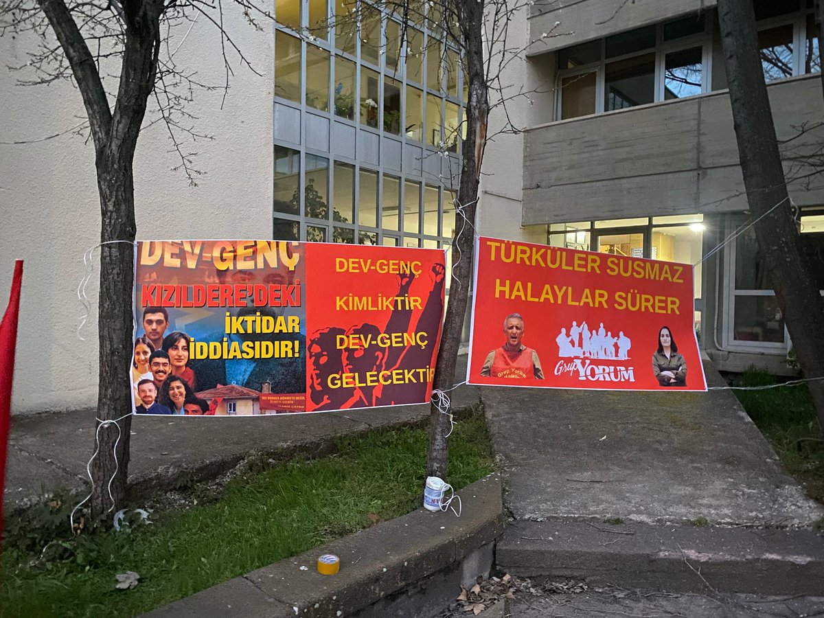 Devgencliler19's tweet photo. 🚩 ANKARA
Dev-Gençliler ODTÜ'de  Grup Yorum'un "Zafer Halayı" albümünün tanıtım etkinliğini gerçekleştirdi.
Kızıl Bayraklarla donattığımız amfide hep birlikte Yorum parçaları seslendirdik. Halaylarımız ve sloganlarımızla etkinliğimize son verdik.
TÜRKÜLER SUSMAZ HALAYLAR SÜRER https://t.co/2zD0Kwo33F
