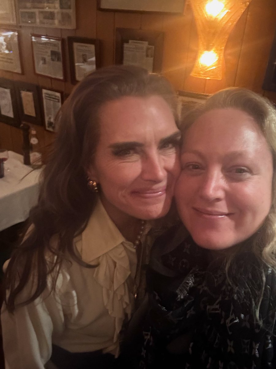 HerbertDorothea's tweet image. Casually having dinner after 7hours ante generale of our Lohengrin @teatrolafenice hungry, tired and no make up and then you get to meet a true legend @BrookeShields who is the sweetest and an opera lover. Amazing times in Venice #hollywood #opera